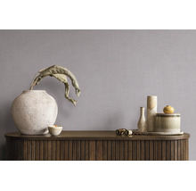 Vliestapete mit Leinenstruktur in einem minimalistischen Raum mit Sideboard und Dekovasen.