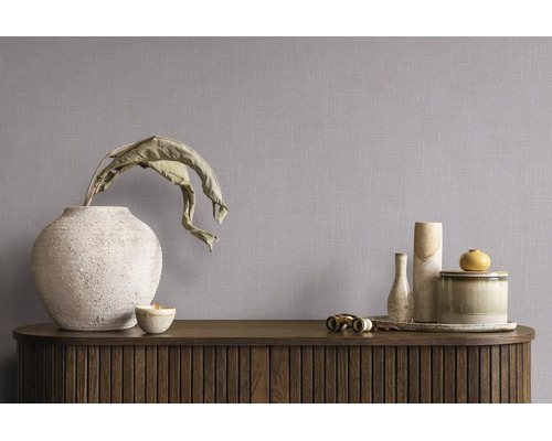 Vliestapete mit Leinenstruktur in einem minimalistischen Raum mit Sideboard und Dekovasen.
