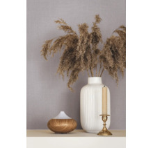 Vliestapete mit Leinenstruktur, dekoriert mit einer weißen Vase mit Trockengräsern, einem Aroma-Diffuser und einem Kerzenständer.