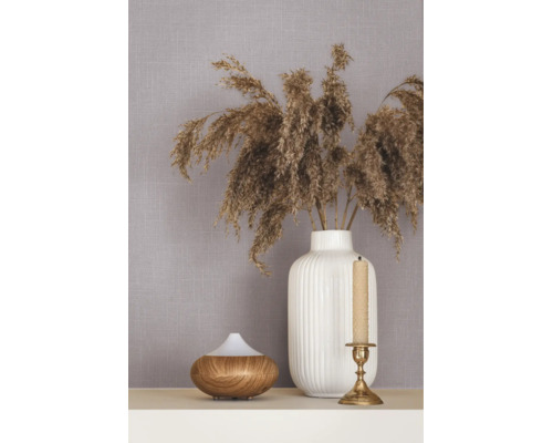 Vliestapete mit Leinenstruktur, dekoriert mit einer weißen Vase mit Trockengräsern, einem Aroma-Diffuser und einem Kerzenständer.