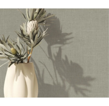 Strukturierte Tapete in Leinenoptik mit gewebter Stoffstruktur in einer Raumszene mit Vase und Trockenblumen.