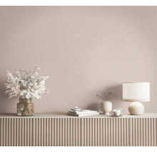 Strukturierte Tapete in einem minimalistischen Raum mit Sideboard, dekorativen Vasen, Trockenblumen und einer Tischleuchte.