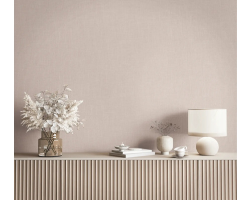 Strukturierte Tapete in einem minimalistischen Raum mit Sideboard, dekorativen Vasen, Trockenblumen und einer Tischleuchte.