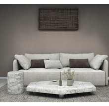 Modernes Wohnzimmer mit strukturierter Tapete, Sofa, Couchtisch in Marmoroptik und dekorativer Wandkunst aus Geflecht.