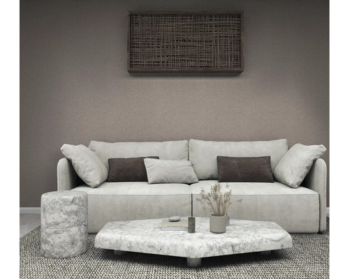 Modernes Wohnzimmer mit strukturierter Tapete, Sofa, Couchtisch in Marmoroptik und dekorativer Wandkunst aus Geflecht.