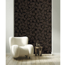 Vliestapete mit Ginkgo-Blatt-Muster in einem hellen Wohnzimmer mit weißem Sessel und Holztisch.