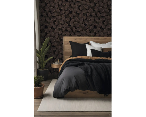 Ein Schlafzimmer mit dunkler Tapete mit Ginkgoblatt-Muster, einem Holzbett mit grauer Bettwäsche, Zimmerpflanzen und einem hellen Teppich.