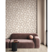 Modernes Wohnzimmer mit Tapete im Ginkgoblatt-Muster, samtenem Sofa in Mauve und schwarzem Beistelltisch auf hellem Parkett.
