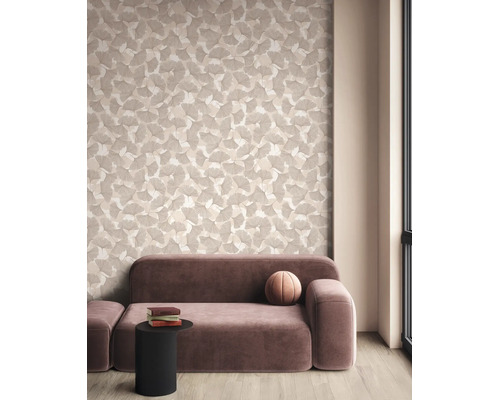 Modernes Wohnzimmer mit Tapete im Ginkgoblatt-Muster, samtenem Sofa in Mauve und schwarzem Beistelltisch auf hellem Parkett.