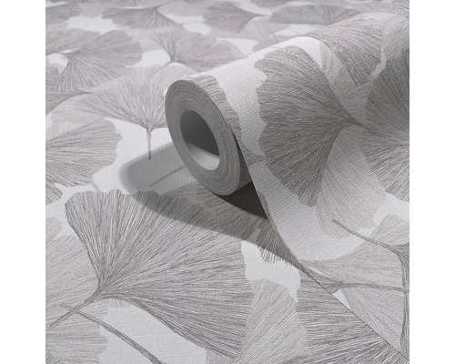Tapete auf Rolle mit Ginkgoblatt-Muster und feiner Struktur für die Wandgestaltung.