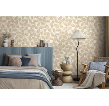 Vliestapete mit Ginkgoblatt-Muster in einem modern eingerichteten Schlafzimmer mit blauem Bett und Stehlampe.