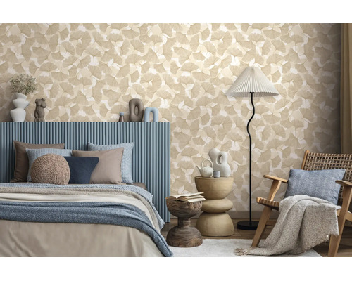 Vliestapete mit Ginkgoblatt-Muster in einem modern eingerichteten Schlafzimmer mit blauem Bett und Stehlampe.