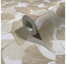 Vliestapete mit Ginkgo-Blatt-Muster in Beige und Weiß mit strukturierter Oberfläche.
