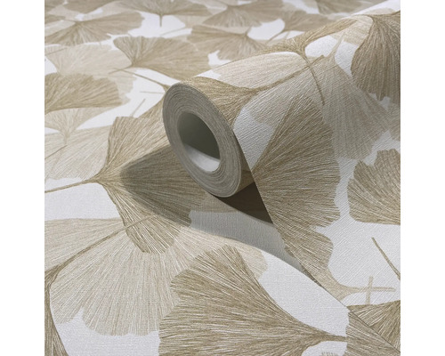 Vliestapete mit Ginkgo-Blatt-Muster in Beige und Weiß mit strukturierter Oberfläche.