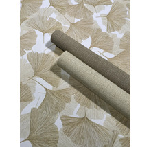 Tapete mit Ginkgoblatt-Muster und zwei Tapetenrollen mit Leinenstruktur.
