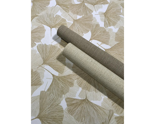 Tapete mit Ginkgoblatt-Muster und zwei Tapetenrollen mit Leinenstruktur.