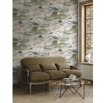 Vliestapete mit Landschaftsmuster in Aquarell-Optik in einem hellen Wohnzimmer mit klassischem Sofa, Glastisch und Fischgrätparkett.