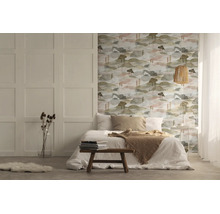 Helles Schlafzimmer mit Vliestapete in Aquarell-Landschaftsoptik mit Hügeln und Bäumen, weißer Wandtäfelung und Bett mit Decken.