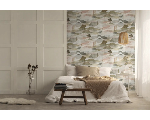 Helles Schlafzimmer mit Vliestapete in Aquarell-Landschaftsoptik mit Hügeln und Bäumen, weißer Wandtäfelung und Bett mit Decken.