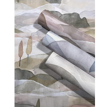 Tapetenrollen mit Aquarell-Landschaftsmuster, das Berge und Bäume darstellt.