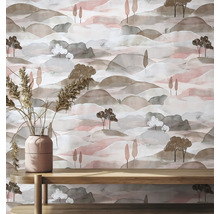 Tapete mit Berglandschaft und Bäumen im Aquarell-Stil hinter einer Holzbank mit einer Vase und Trockenblumen.