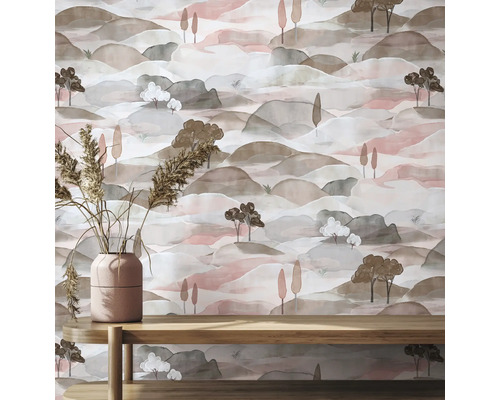 Tapete mit Berglandschaft und Bäumen im Aquarell-Stil hinter einer Holzbank mit einer Vase und Trockenblumen.