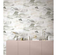 Moderne Wohnraumszene mit Landschaftstapete im Aquarellstil hinter einem Sideboard mit verschiedenen Dekorationsartikeln.