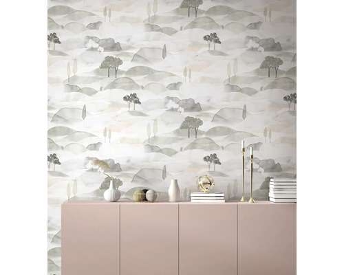Moderne Wohnraumszene mit Landschaftstapete im Aquarellstil hinter einem Sideboard mit verschiedenen Dekorationsartikeln.