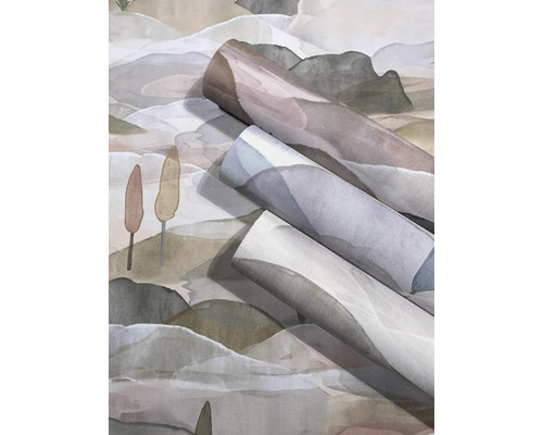 Tapetenrollen mit Aquarell-Landschaftsmuster, das Berge und Bäume darstellt.