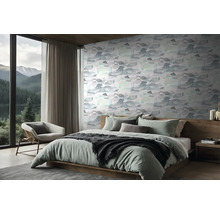 Modernes Schlafzimmer mit Holzbett, Tapete mit Landschaftsmuster und großem Fenster mit Blick auf eine Gebirgslandschaft.