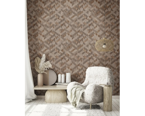 Vliestapete mit geometrischem 3D-Muster in Holzoptik in einem modern eingerichteten Wohnzimmer mit hellem Sessel und Holzmöbeln.