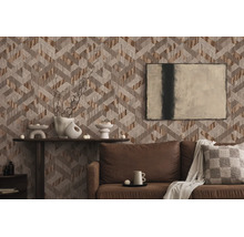 Wohnzimmer mit geometrisch gemusterter Tapete in Zickzack-Optik, braunem Sofa und abstrakter Kunst an der Wand.