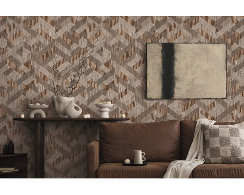 Wohnzimmer mit geometrisch gemusterter Tapete in Zickzack-Optik, braunem Sofa und abstrakter Kunst an der Wand.