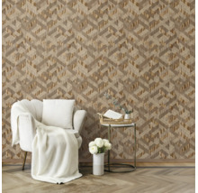 Moderne Wohnzimmerszene mit Tapete mit geometrischem dreidimensionalem Muster, weißem Sessel mit Strickdecke und goldenem Beistelltisch auf Parkett.
