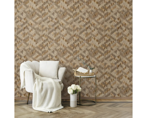 Moderne Wohnzimmerszene mit Tapete mit geometrischem dreidimensionalem Muster, weißem Sessel mit Strickdecke und goldenem Beistelltisch auf Parkett.