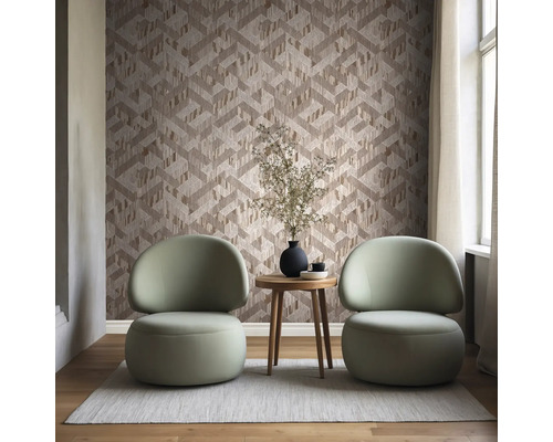 Modernes Wohnzimmer mit Tapete im geometrischen 3D-Muster, zwei abgerundeten Sesseln, einem Beistelltisch aus Holz und Teppich auf Holzboden.
