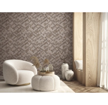 Modernes Wohnzimmer mit geometrischer Tapete in dreidimensionaler Optik mit Holzstruktur, einem weißen Bouclé-Sessel und Hocker sowie Bodenvasen.