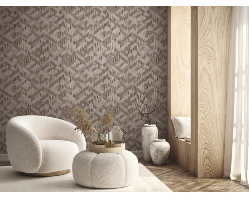 Modernes Wohnzimmer mit geometrischer Tapete in dreidimensionaler Optik mit Holzstruktur, einem weißen Bouclé-Sessel und Hocker sowie Bodenvasen.