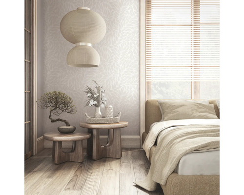 Helles Schlafzimmer im Japandi-Stil mit Blättermuster-Tapete, Beistelltischen aus Holz mit einem Bonsai und einer dekorativen Pendelleuchte.
