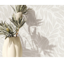 Helle Vliestapete mit Blattmuster in Leinenoptik, modernes Wanddesign.