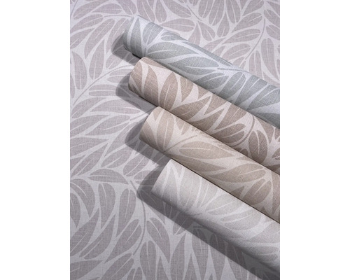 Tapetenrollen mit botanischem Blattmuster und Leinenstruktur in verschiedenen Nuancen.