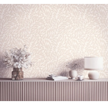 Vliestapete mit botanischem Blattmuster in einem hellen, modernen Raum über einem Sideboard mit vertikaler Rillenstruktur.