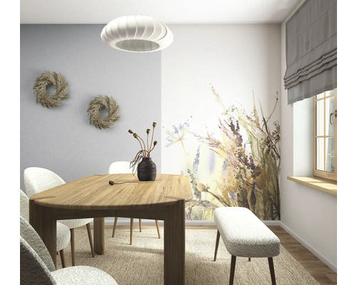 Helles Esszimmer mit Holztisch, gepolsterten Stühlen und Sitzbank, einer Fototapete mit Blumenmuster und einer modernen Pendelleuchte.