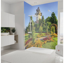 Duschrückwand mit Motiv des Grazer Uhrturms und Garten in einem hellen, modernen Badezimmer mit Glasduschwand.
