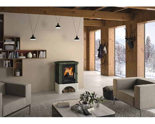 Kaminofen in modernem Wohnraum mit Holzvertäfelung, Blick auf verschneite Landschaft, gemütliche Einrichtung mit Sesseln und Couchtisch.