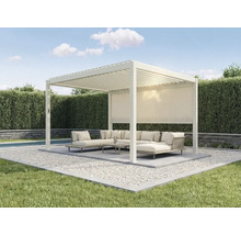 Moderne Pergola mit Lamellendach und Seitenmarkise, inklusive Lounge-Set mit Polstern und Couchtisch auf einer Kiesfläche im Garten.