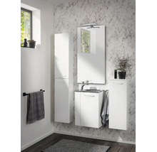 Badezimmermöbel-Set bestehend aus Hochschrank, Waschtisch mit Unterschrank, Spiegel mit Beleuchtung und Seitenschrank vor einer Marmorwand.