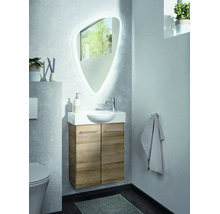 Modernes helles Gästebad-Set mit wandhängendem Waschbeckenunterschrank in Holzoptik, Keramikwaschbecken und asymmetrischem Spiegel mit Beleuchtung.