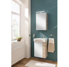 Modernes Badmöbel-Set mit weißem Unterschrank in Holzoptik, Keramikwaschbecken und Spiegelschrank mit Beleuchtung.