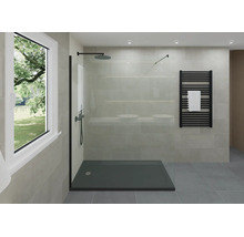 Modernes Badezimmer mit begehbarer Dusche, Glastrennwand, dunkler Duschwanne, schwarzem Handtuchheizkörper und großen Fliesen. Hell und geräumig.